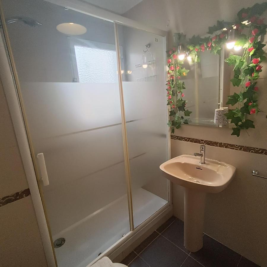 Bolivia Beach Apartments Малага Экстерьер фото
